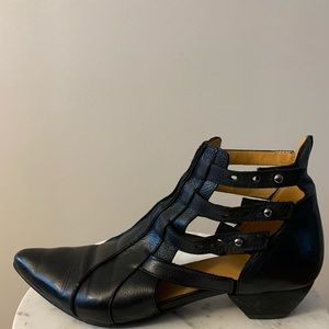 Open ankle John Fluevog size 6.5 leather
